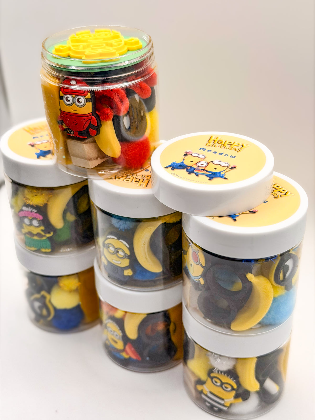 Petit monde signature inspiré des Minions